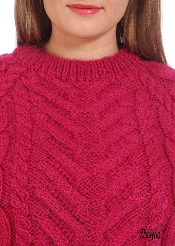 Розовый свитер с косами женский из овечьей шерсти
