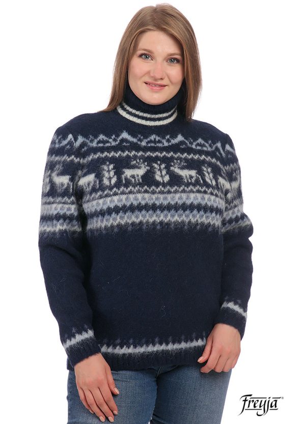 Теплый свитер с оленями женский шерстяной с высоким воротником
