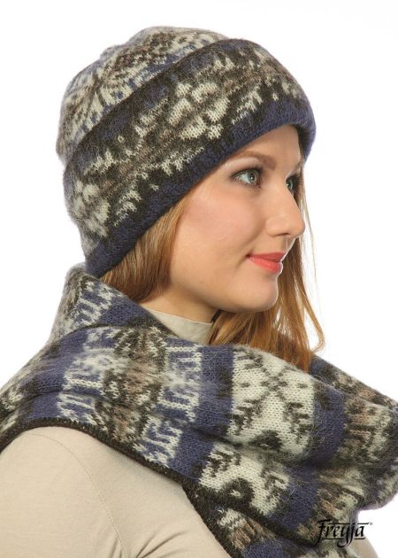 Подарочный набор: шерстяной шарф варежки шапка с отворотом
