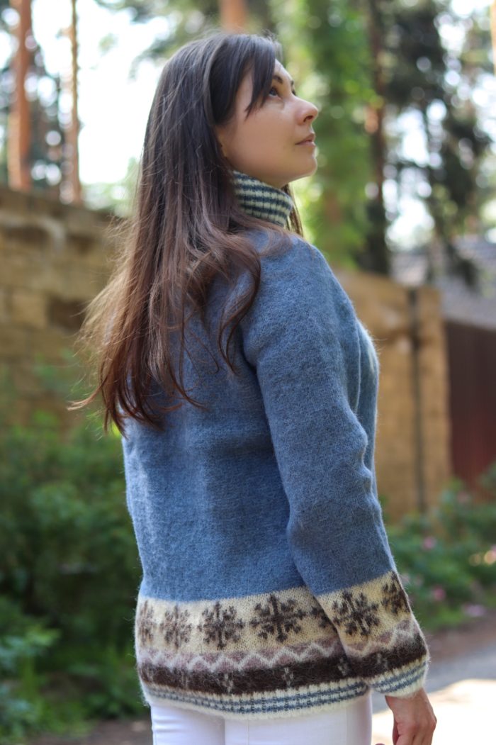 Праздничный свитер с оленями женский вязаный с высоким воротом