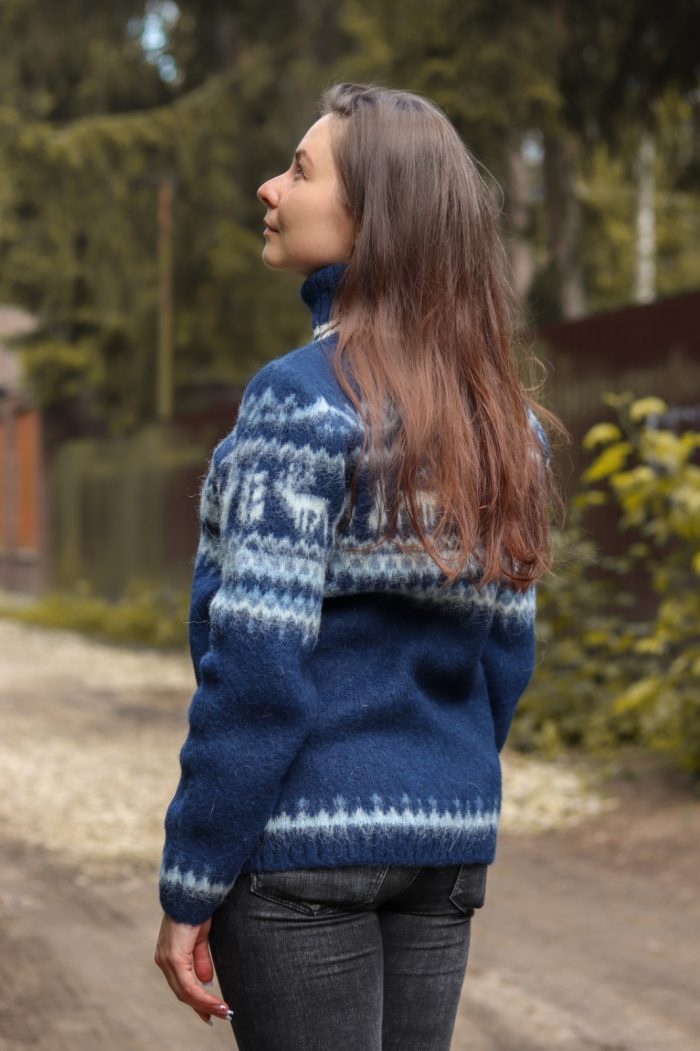 Теплый свитер с оленями женский шерстяной с высоким воротником