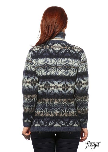 Теплый женский свитер шерстяной с высоким воротником