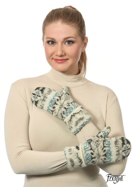 Женские варежки зимние с рисунком
