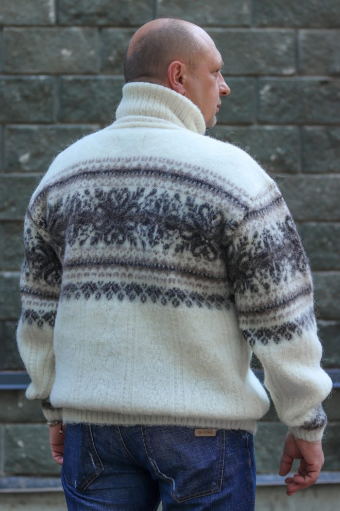 Зимний мужской свитер с горлом шерстяной белый с узорами