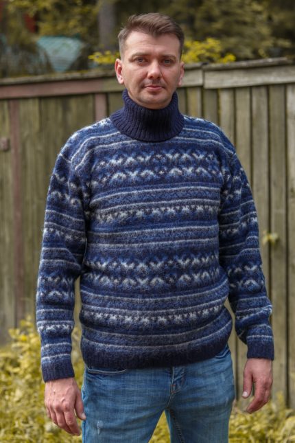 Зимний мужской свитер с горлом шерстяной с узорами в полоску