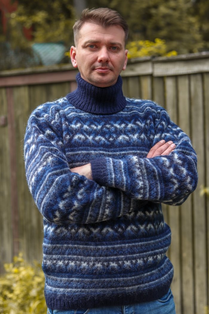 Зимний мужской свитер с горлом шерстяной с узорами в полоску