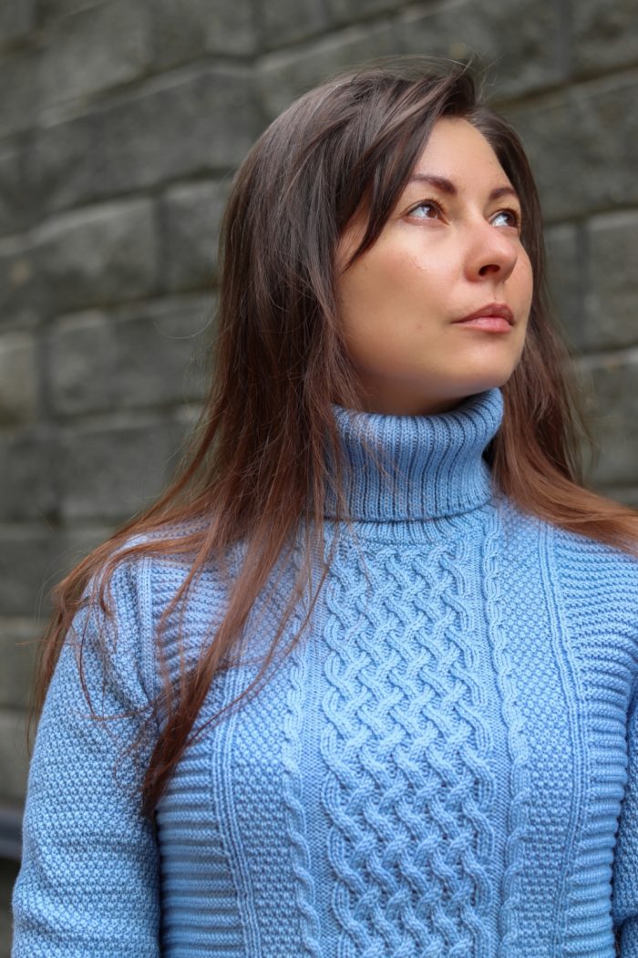 Длинный свитер голубой