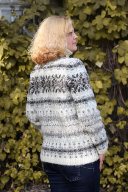 Зимний свитер женский с горлом шерстяной теплый с узором