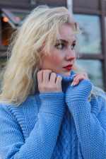 Длинный свитер голубой
