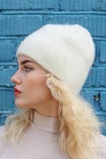 Белая шапка унисекс однотонная шерстяная