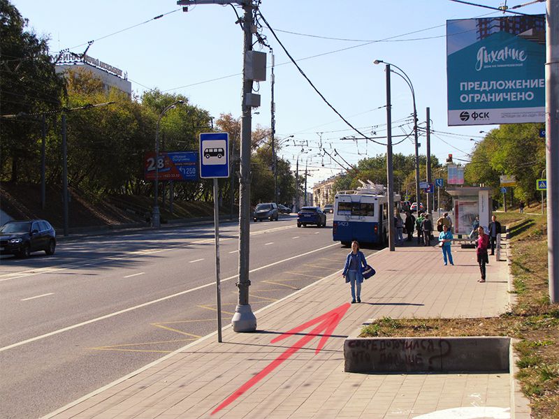 Двигаться по тротуару вдоль проспекта Маршала Жукова в сторону области до первого автомобильного светофора на перекрестке. Свернуть направо на 3-ю Хорошевскую улицу.