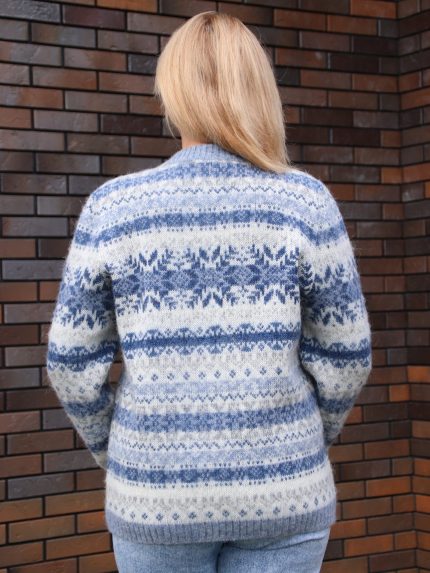 Джемпер вязаный женский в полоску с узором светлый