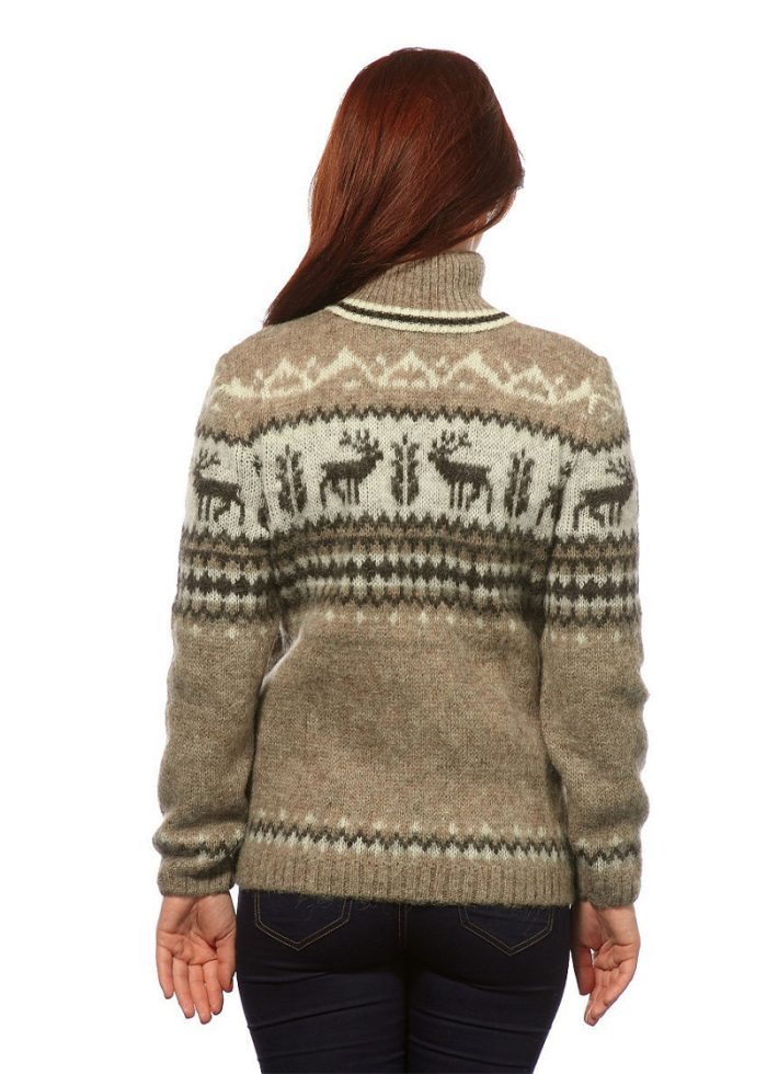 Женский свитер с оленями бежевый