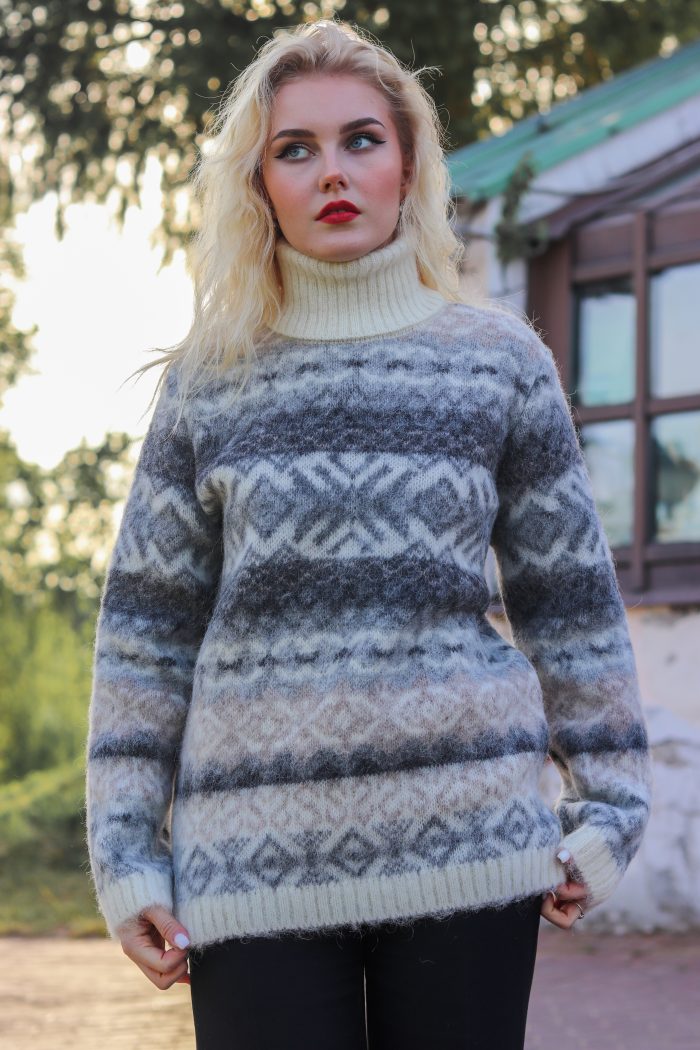 Зимний полосатый свитер женский с горлом теплый шерстяной
