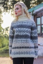 Зимний полосатый свитер женский с горлом теплый шерстяной