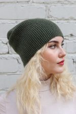 Однотонная шапка-бини зеленая