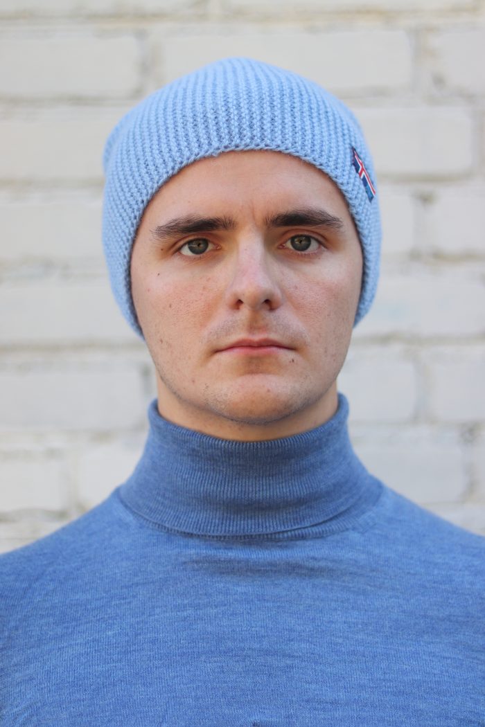 Молодежная однотонная шапка-бини голубая