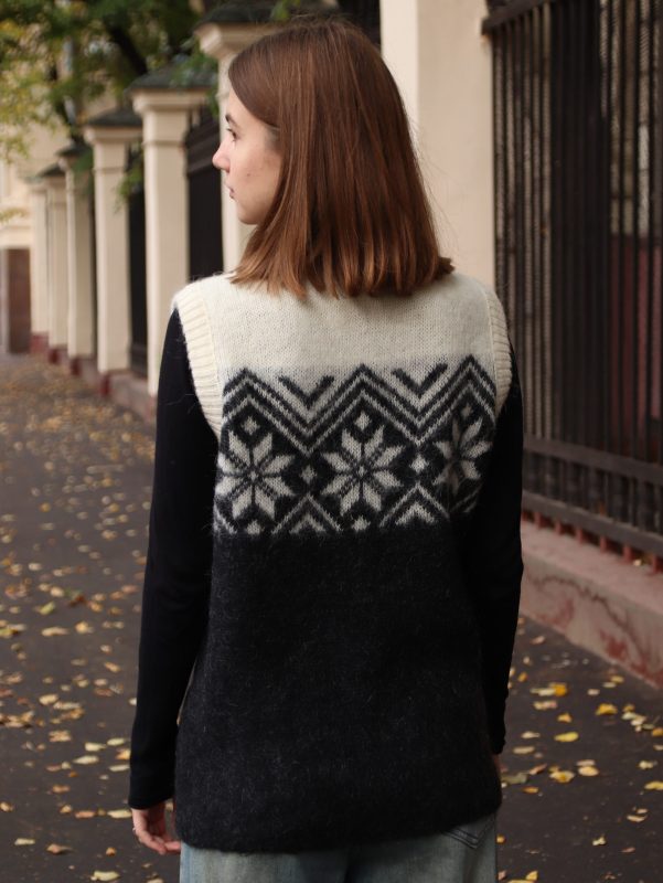 Жилет вязаный женский с узором