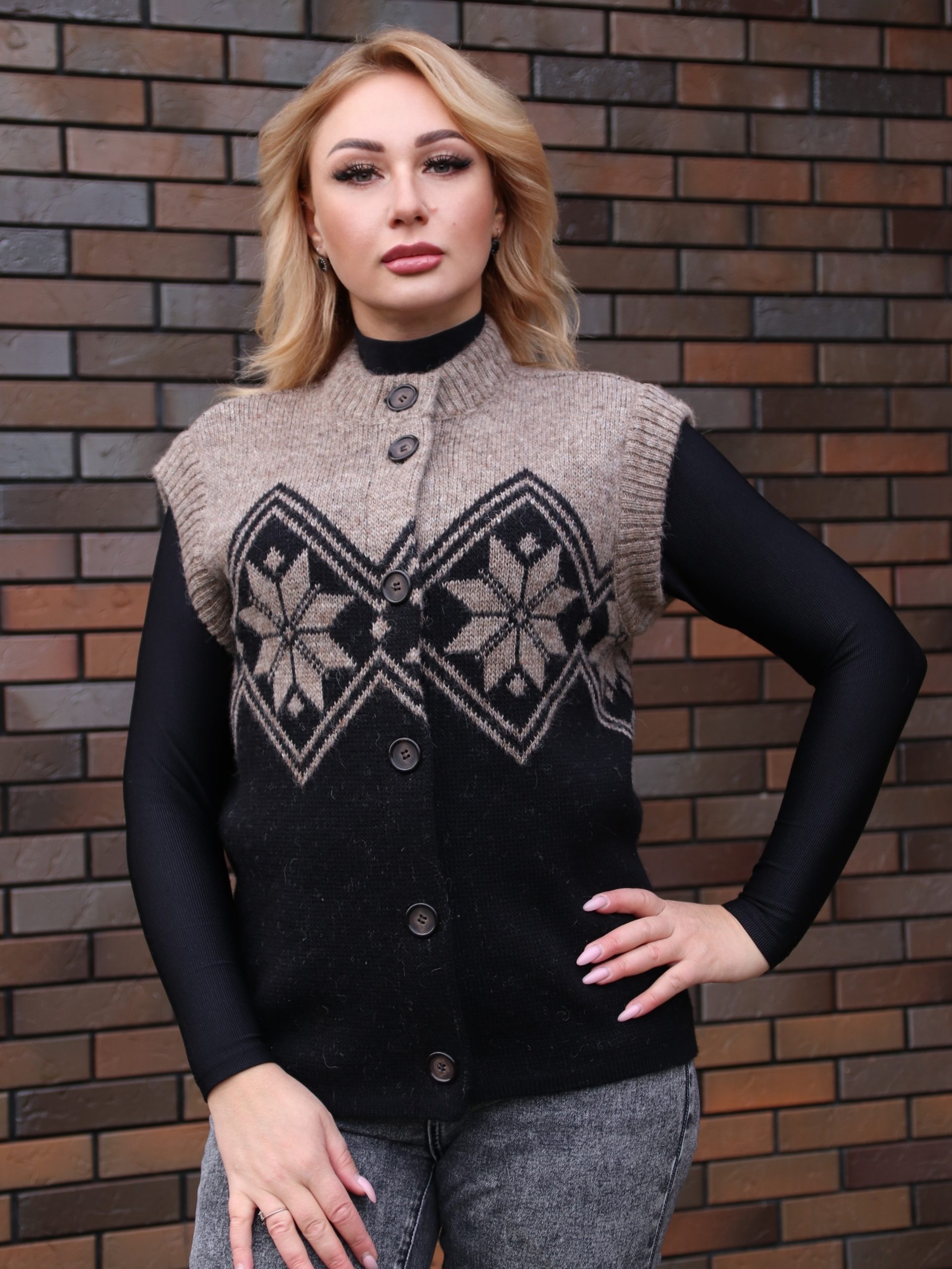 Жилет вязаный женский с узором Жилет вязаный женский с узором