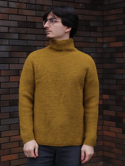 Зимний мужской свитер однотонный