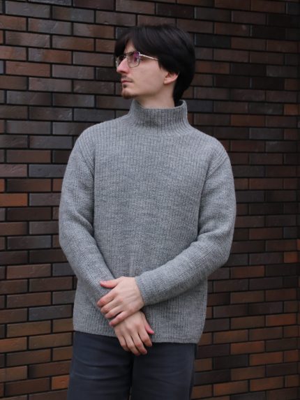 Зимний мужской свитер однотонный