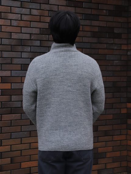 Зимний мужской свитер однотонный