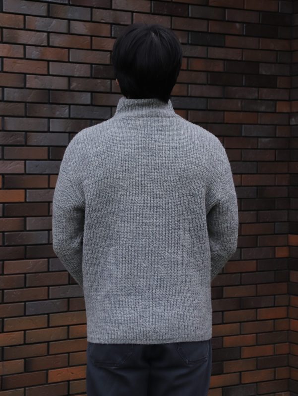 Зимний мужской свитер однотонный