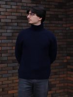 Зимний мужской свитер однотонный