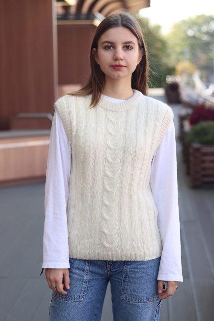 Жилет шерстяной белый