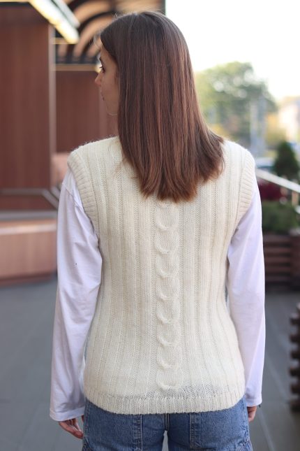 Жилет шерстяной белый